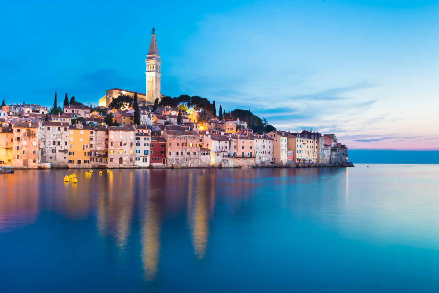 Pula vue du bord de l'eau en Istrie, Croatie