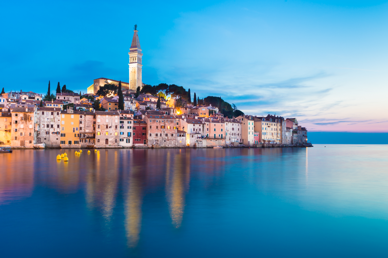 Pula vista desde el mar en Istria, Croacia